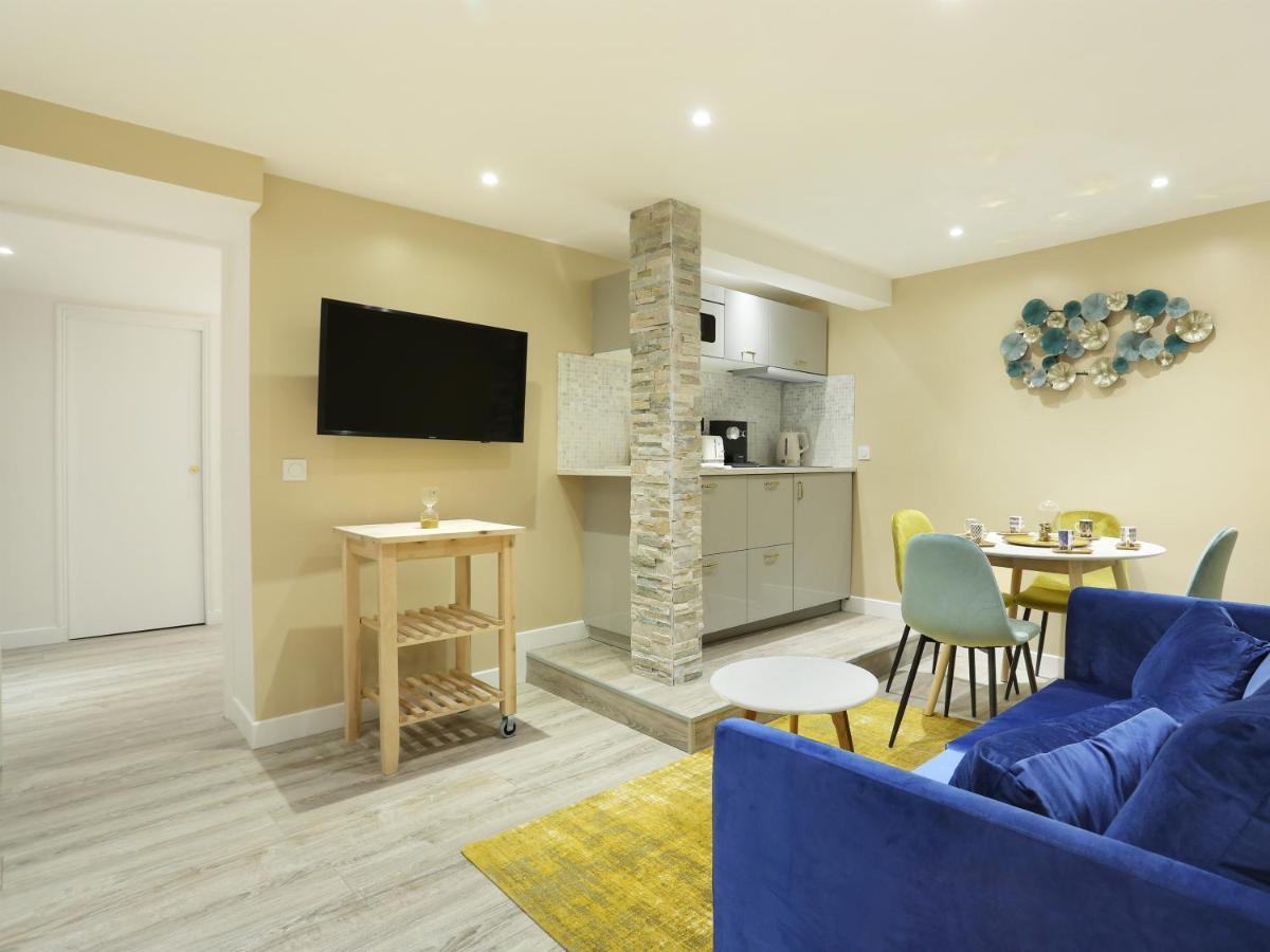 Rent A - St Honore Paris