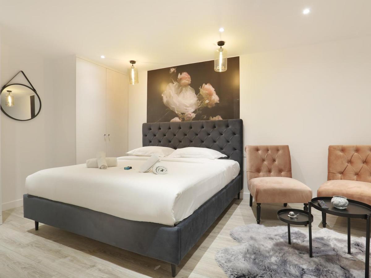 Rent A - St Honore Paris