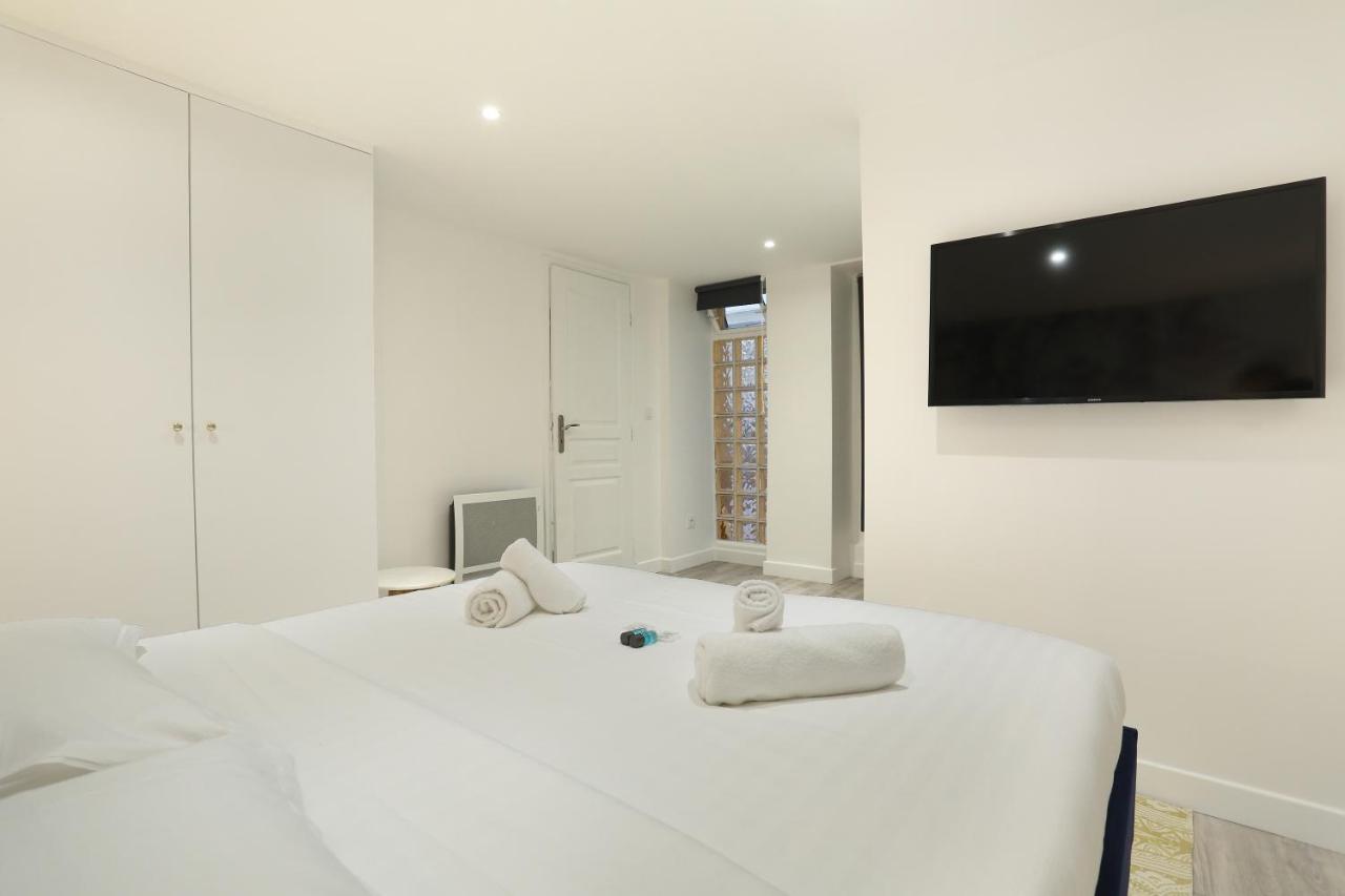 Rent A - St Honore Paris