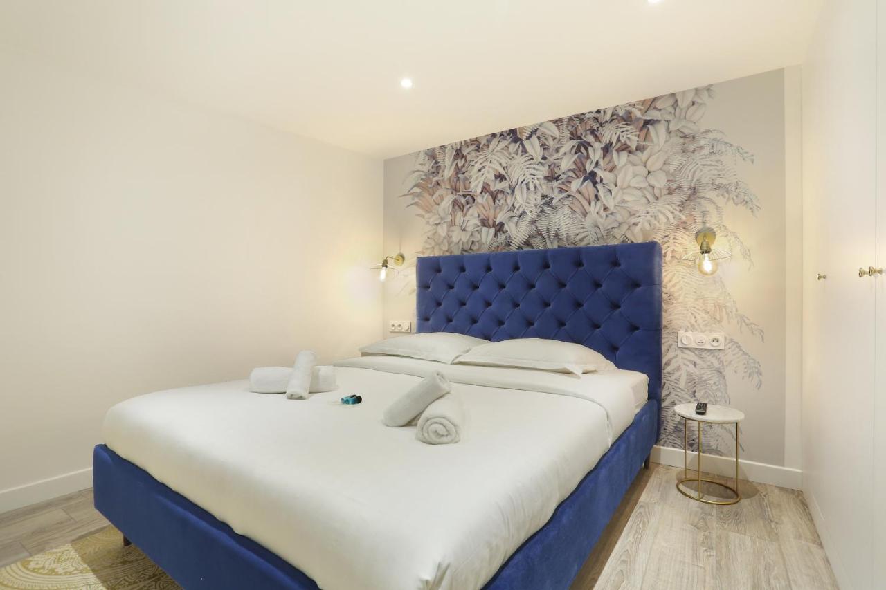 Rent A - St Honore Paris